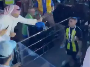 Aficionado da latigazos a futbolista en Arabia Saudita