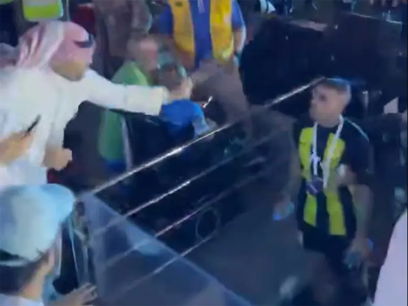 Aficionado da latigazos a futbolista en Arabia Saudita