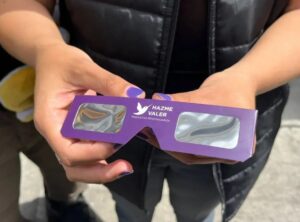 Se agotan lentes de 88 pesos vendidos por reclusos de CDMX para ver el eclipse