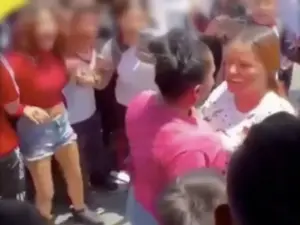 Mamás pelean a golpes afuera de una secundaria