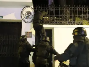 Policías entran a la embajada de México en Quito para detener a ex vicepresidente