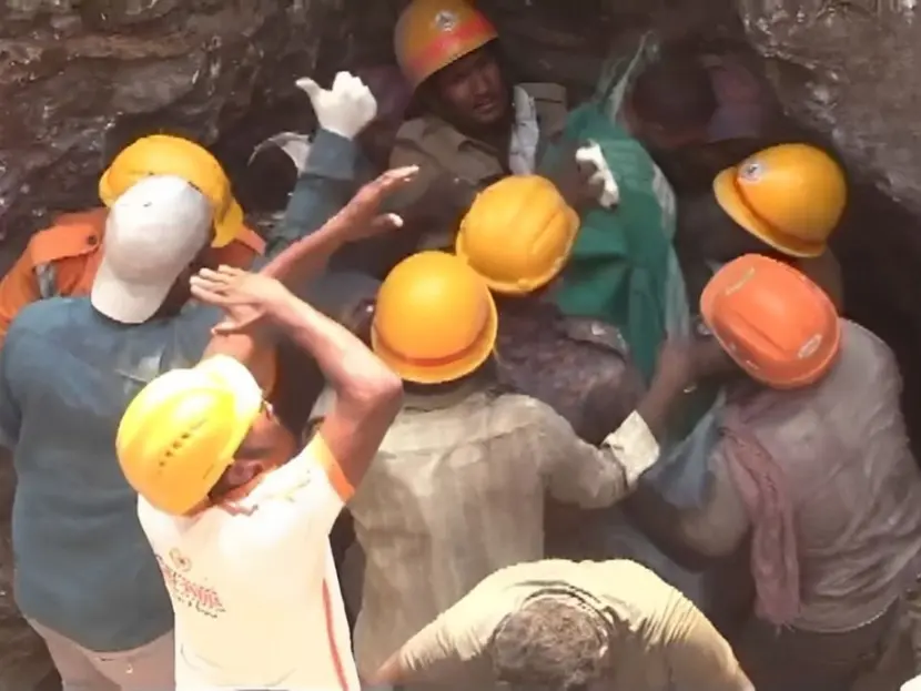 Rescatan a bebé atrapado en un pozo al sur de India