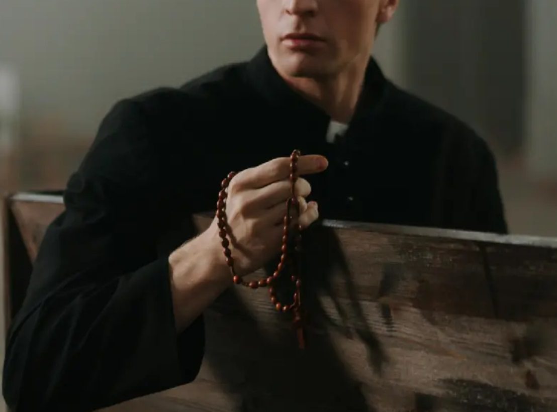 Sacerdote condenado por orgía con hombre intoxicado con viagra