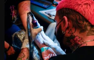 Cofepris actualiza normativas para tatuadores