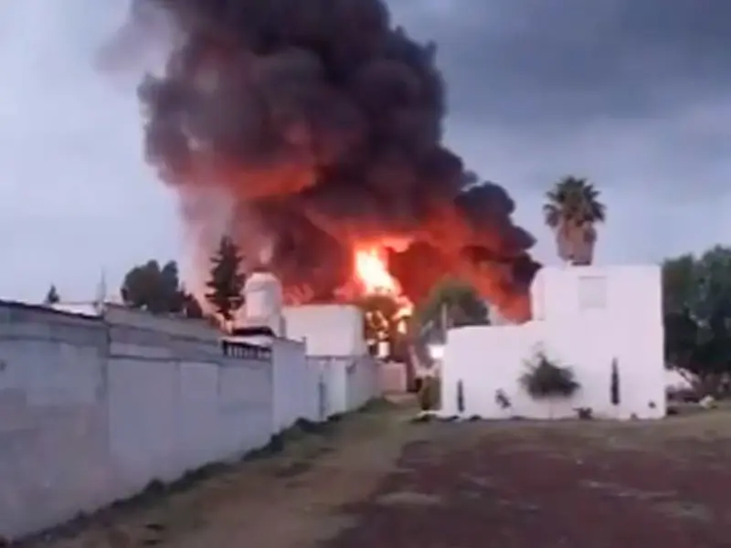 Fábrica de veladoras es consumida por incendio en San Martín Texmelucan, Puebla