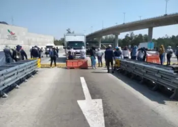 Normalistas toman caseta de autopista México-Cuernavaca