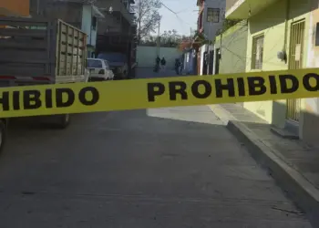 Abandonan bolsa negra con restos humanos frente a fraccionamiento en Acapulco