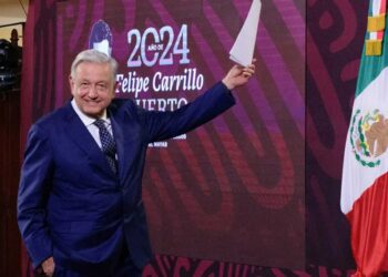 AMLO esperará veredicto del INE antes de hablar; exhorta a no vender votos