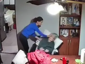 Detienen a cuidadora que golpeaba a anciana con Alzheimer