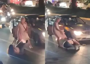 Jóvenes agreden a viejitos y les dan tremenda paliza