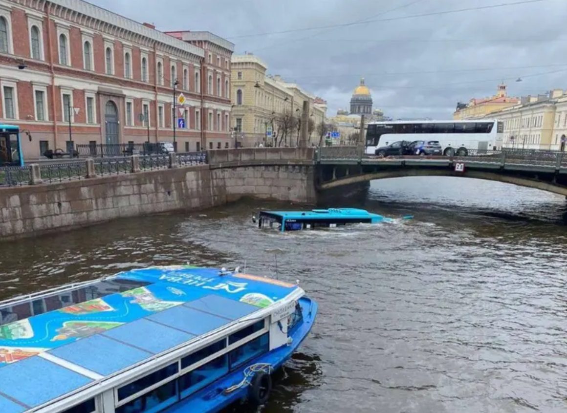 Autobús se desbarranca en río; cuatro fallecidos