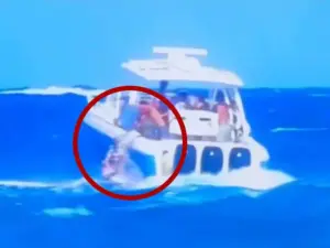 Jóvenes son captados arrojando basura al mar desde barco