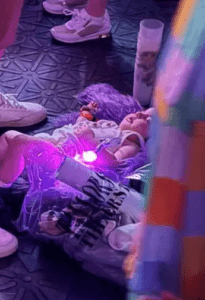 Swifties critican a fan que dejó a bebé en el piso durante concierto