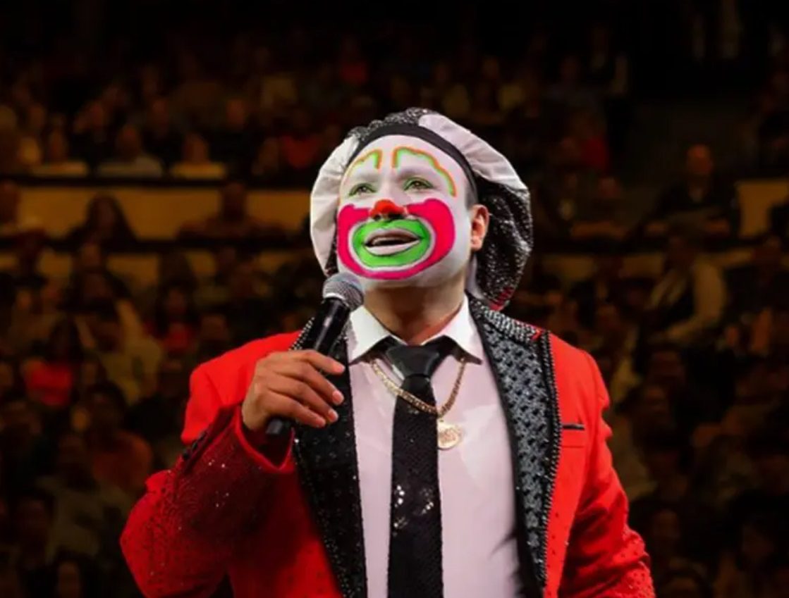 Mujer roba show a Brincos Dieras al levantar la camiseta