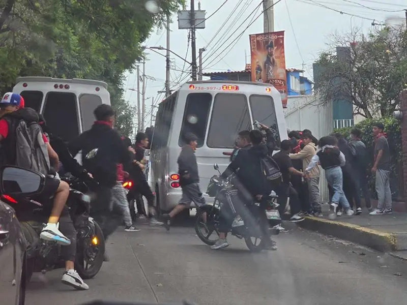 Ataque de porros en CCH Naucalpan, deja un estudiante muerto