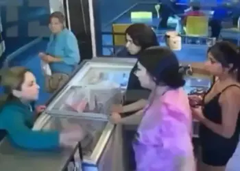 Mujer agrede a empleada de heladería por celos