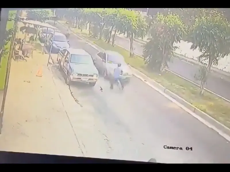 Ciclista pierde la vida por bajar la banqueta en sentido contrario