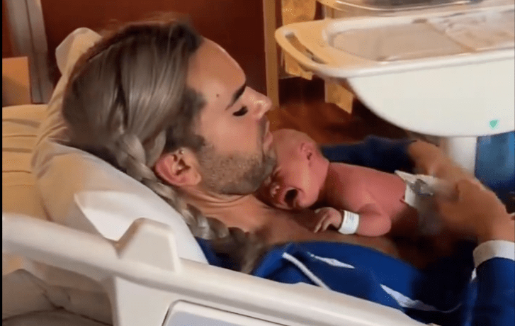 Persona transgénero recibe bebé por gestación subrogada, desata polémica en redes