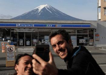 Todo por una foto: turistas perforan la barrera del monte Fuji