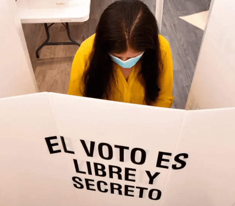 INE rechaza prohibir celulares en casillas electorales