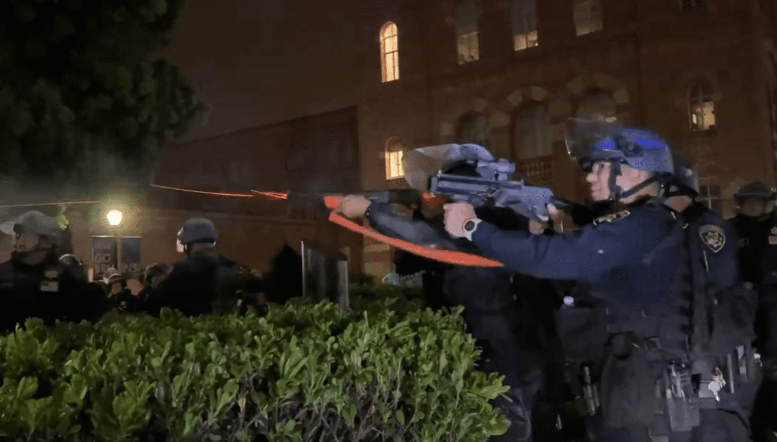 Policía de Los Ángeles desmantela campamento pro-Palestina en la UCLA