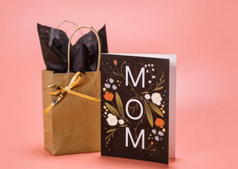 Consejos financieros: cómo consentir a mamá y  no morir en el intento