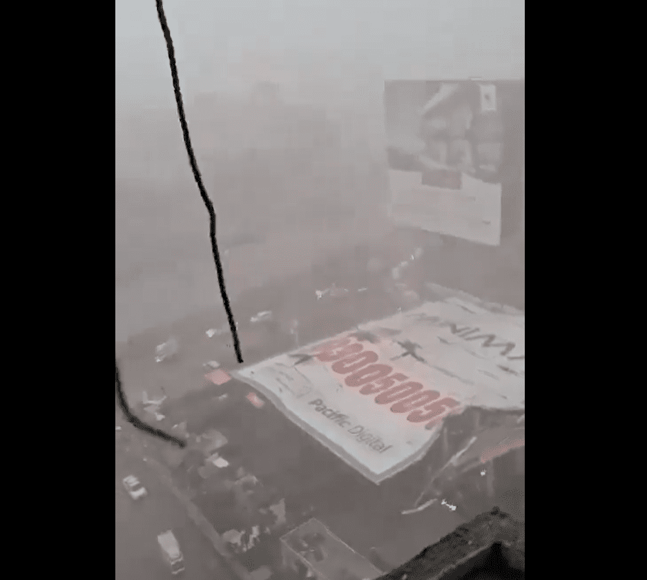 En India, caída de enorme valla publicitaria deja 12 muertos y 60 heridos