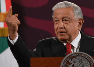 AMLO anuncia aumento salarial del 10% anual a profesores