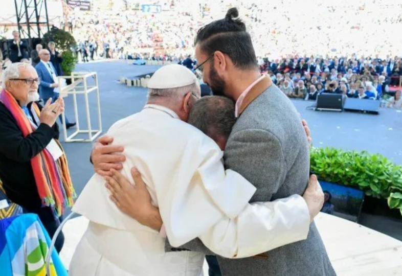 El Papa Francisco abraza a un palestino y a un israelí