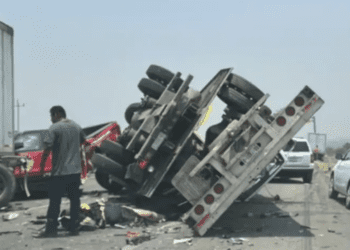 Carambola entre un tráiler y unidades de Protección Civil en Nuevo León
