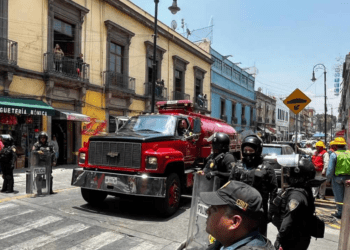Incendio en Plaza Comercial deja a varios bomberos intoxicados