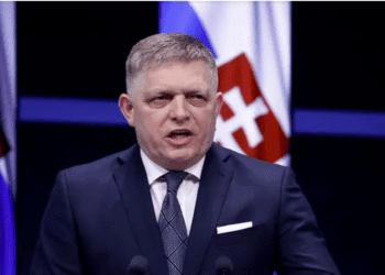 Robert Fico, primer ministro de Eslovaquia, sale del hospital 