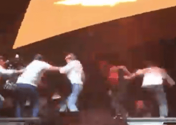 Se desploma escenario en cierre de campaña de MC