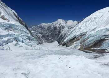 En el Everest muere alpinista keniano; no hay rastros de su guía