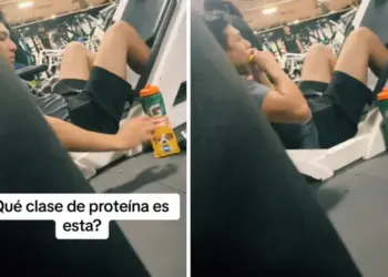 Joven come comida para perro en gimnasio