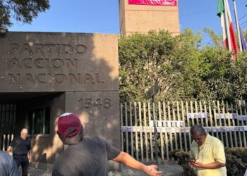 Integrantes del SME lanzan huevos a sede del PAN