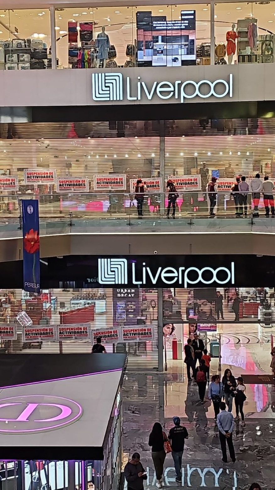 Clausuran Liverpool de Perisur con personas  adentro 