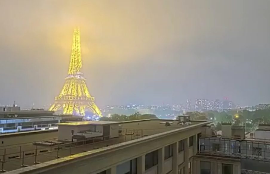 Rayo impacta la Torre Eiffel