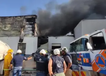 Incendio consume parque industrial en Querétaro