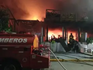 Incendio en dos restaurantes dañados por Otis en Acapulco