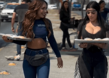 Karely Ruiz sale a vender pays a la calle