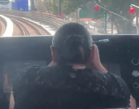 Graban a operadora del Metro maquillándose mientras conducía