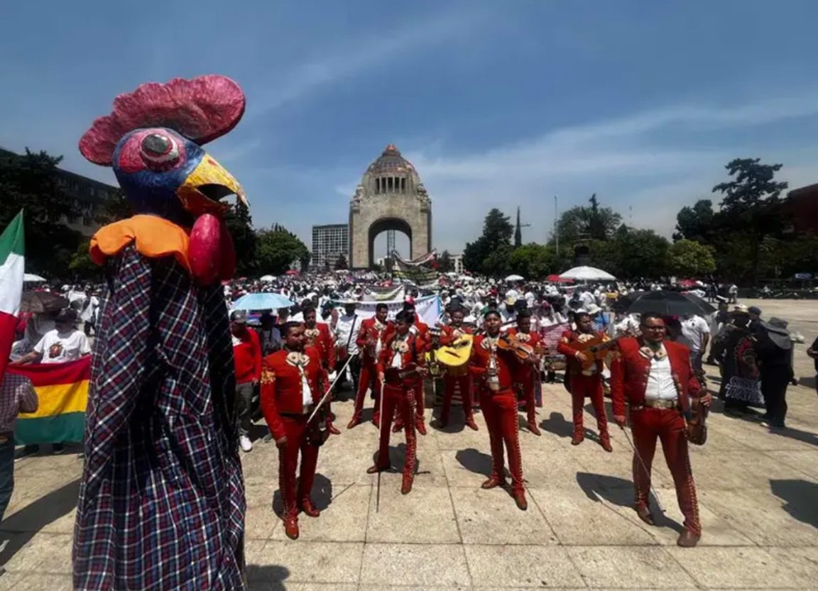 Criadores de aves de pelea marchan en defensa de su actividad en la CDMX