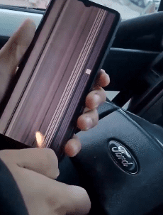 Tiktoker arregló pantalla de celular con encendedor