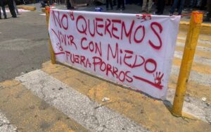 Alumnos de CCH Naucalpan marchan a Palacio Municipal, por muerte de estudiante
