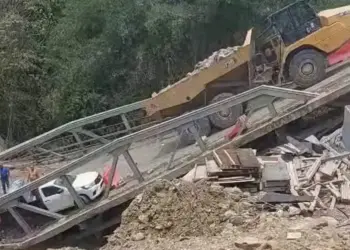 Se desploma puente vehicular en San Luis Potosí
