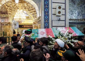 Miles de personas en Irán rinden homenaje al fallecido presidente Ebrahim Raisi