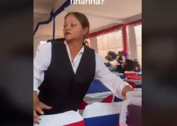 Mesera parecida a Rihanna causa sensación en redes sociales