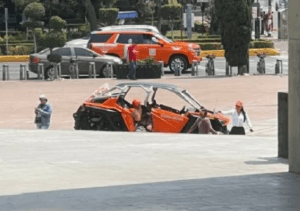 Sandra Cuevas conduce su auto de lujo en la explanada peatonal