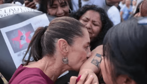 Claudia Sheinbaum besa a mujer que se tatuó su cara